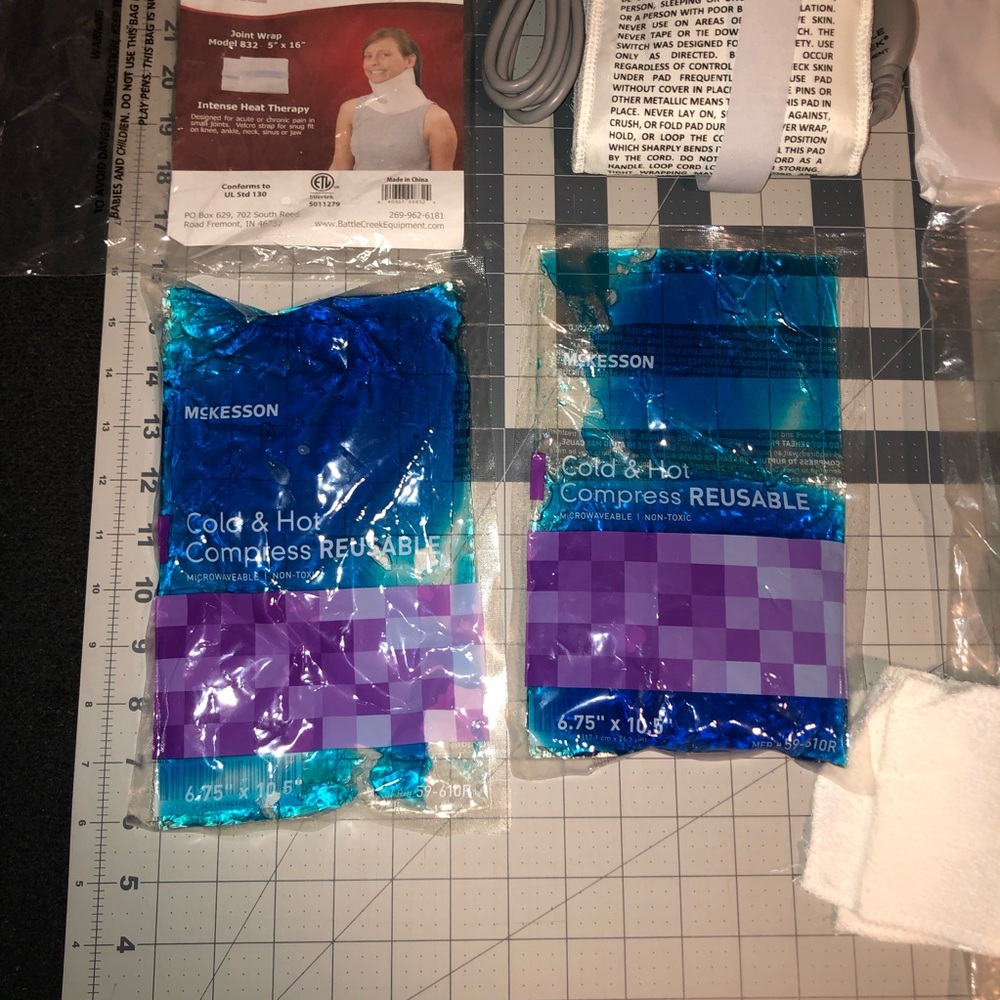 3 Heating Pads & 2 Hot/Cold Packs. NEW. Never Used. Battle Creek Equipment. - Picture 3 of 9